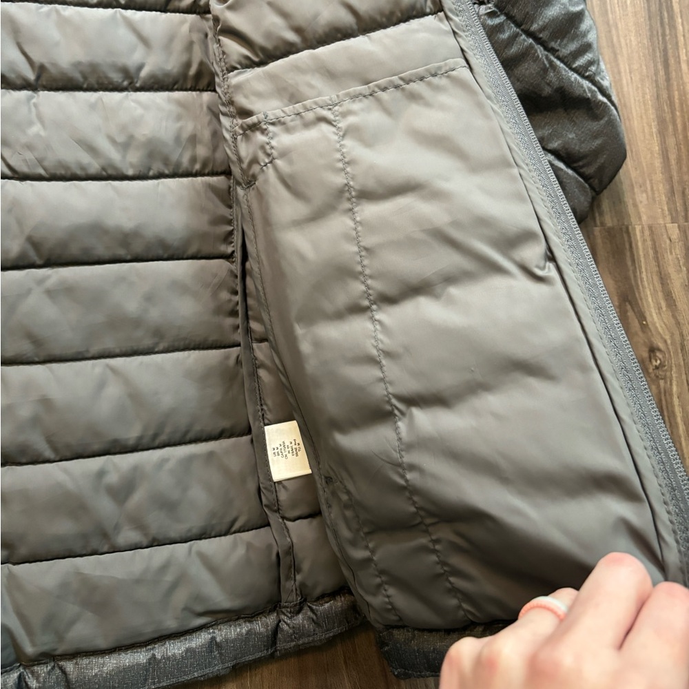Amazon Essentials Puffer Jacket Size Medium - Picture 9 of 12